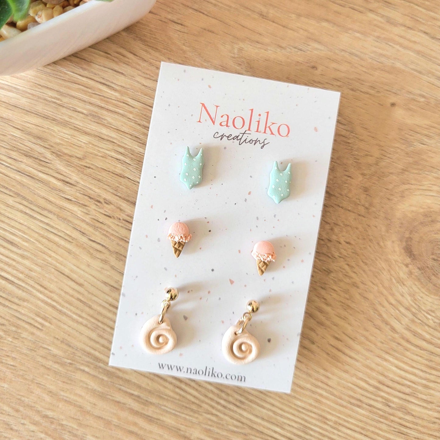 Puces et boucles d'oreilles pendantes en argile polymère | Plage | Amusantes et originales | Handmade polymer clay earrings