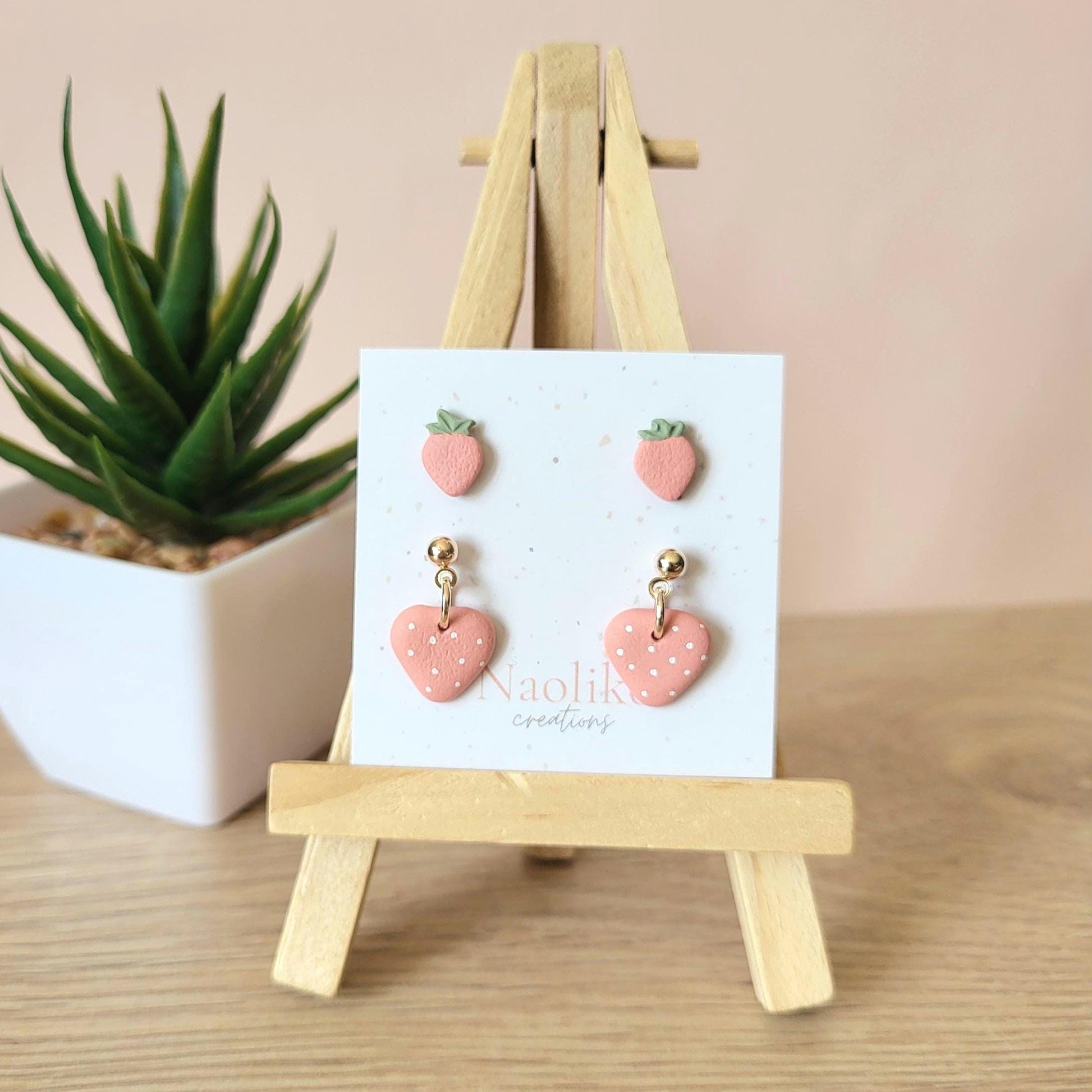 Boucles d'oreilles en argile polymère Duo Fraise à pois | Style Été | Mignonne et amusante |Handmade polymer clay earrings | Cute and funny