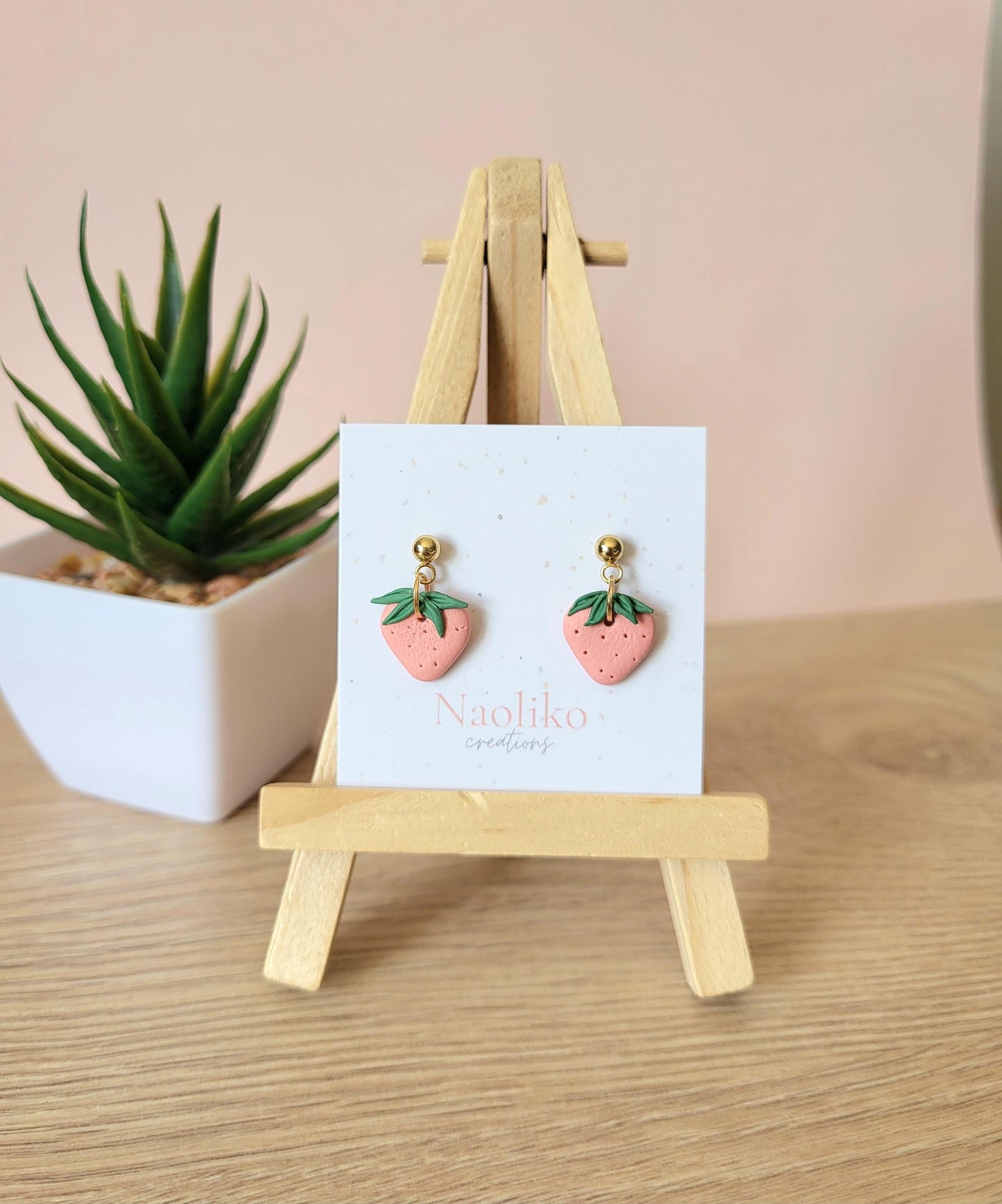 Boucles d'oreilles en argile polymère Fraises| Attaches et tiges plaquées or | Style Été | Handmade Earrings | Gold plated findings