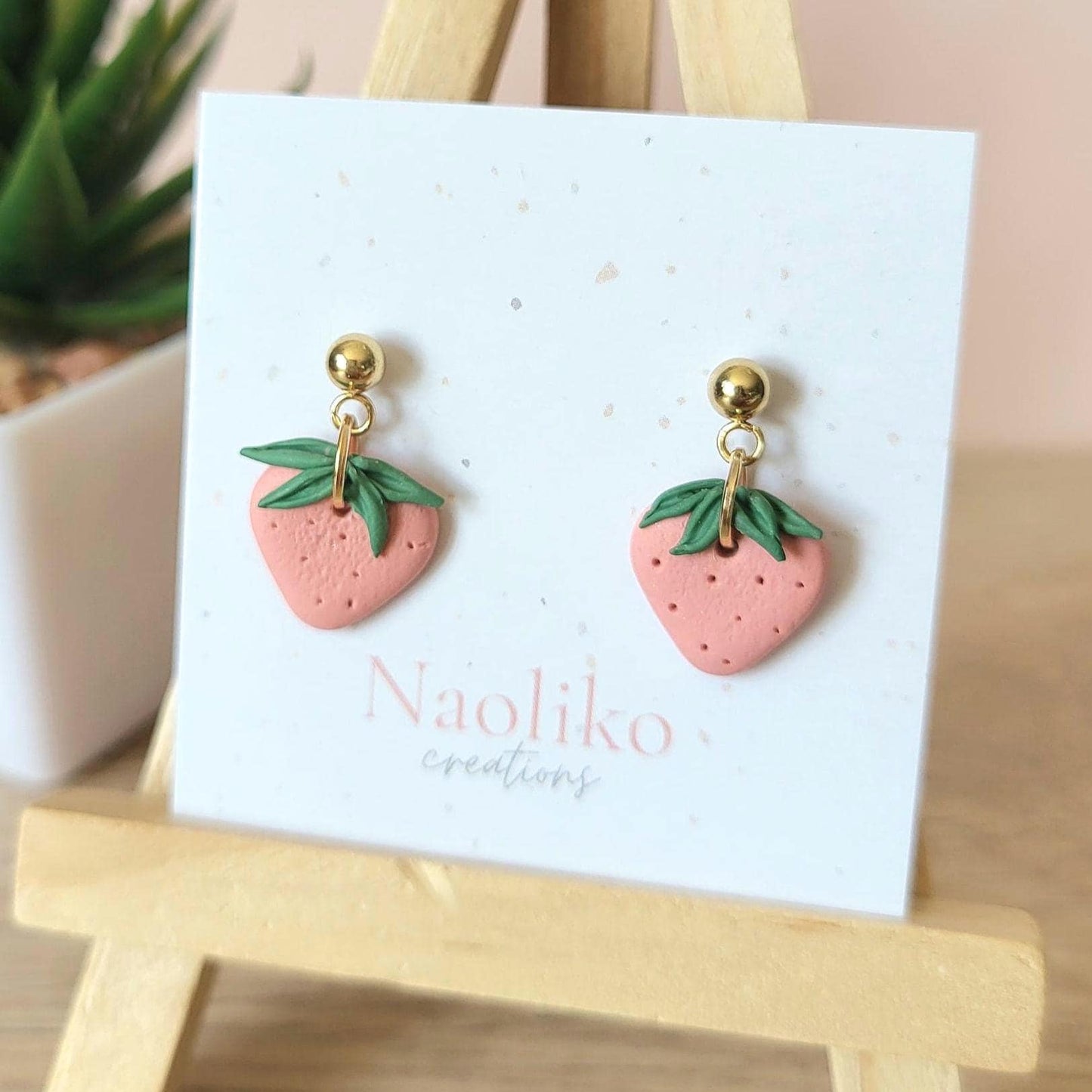 Boucles d'oreilles en argile polymère Fraises| Attaches et tiges plaquées or | Style Été | Handmade Earrings | Gold plated findings