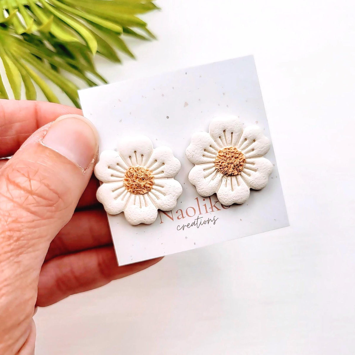 Boucles d'oreilles en argile polymère |Marguerite blanche | Élégantes et uniques | Clous d'oreilles plaqués or | Gold plated post