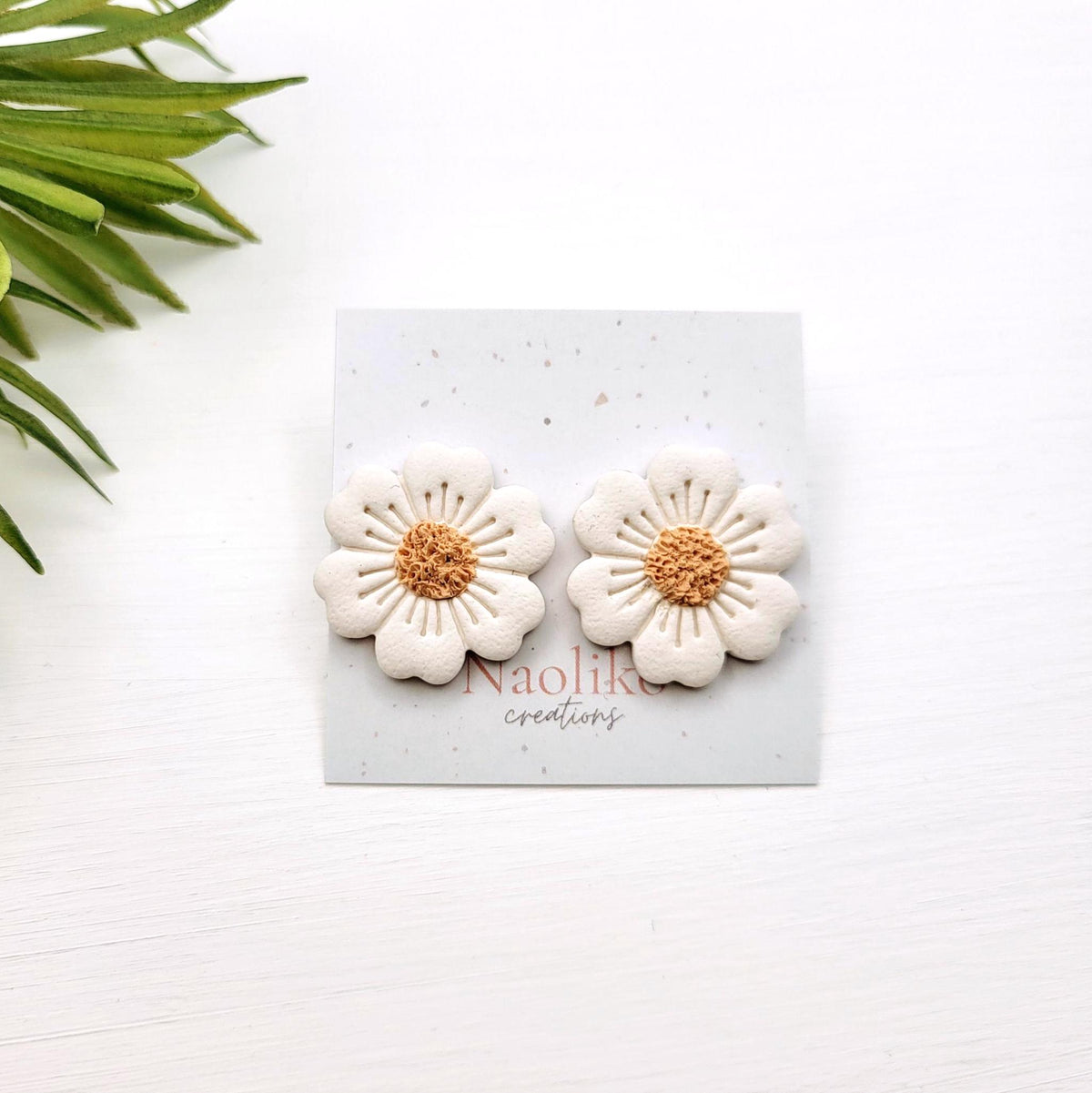Boucles d'oreilles en argile polymère |Marguerite blanche | Élégantes et uniques | Clous d'oreilles plaqués or | Gold plated post