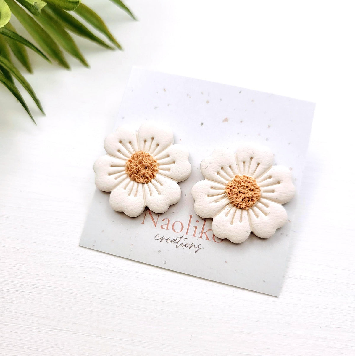 Boucles d'oreilles en argile polymère |Marguerite blanche | Élégantes et uniques | Clous d'oreilles plaqués or | Gold plated post