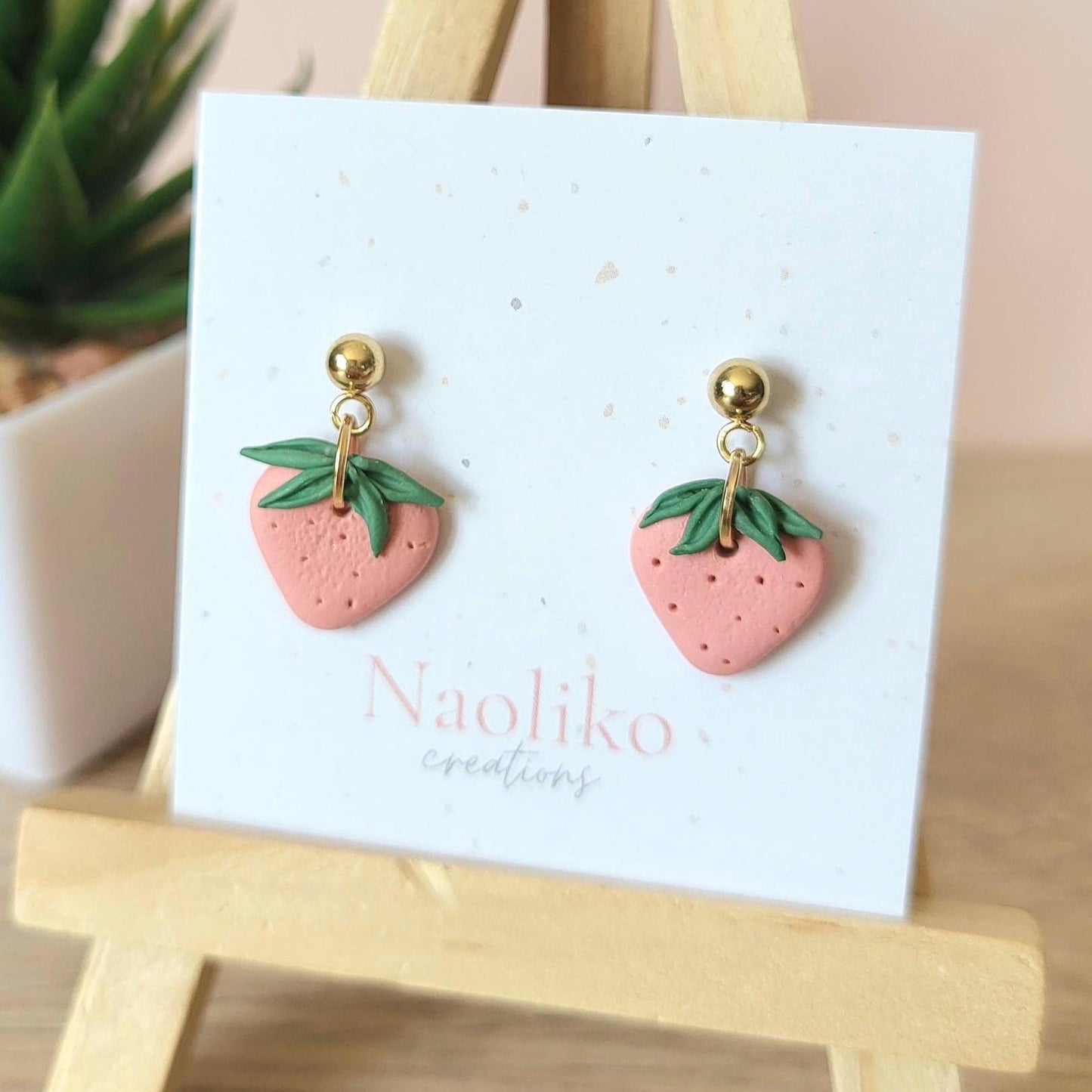 Boucles d'oreilles en argile polymère Fraises| Attaches et tiges plaquées or | Style Été |  Handmade Earrings | Gold plated findings