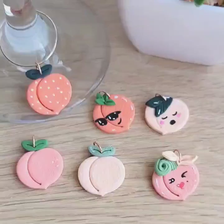 Breloques verres à vin en argile polymère - Pêches mignonnes -Ens. de 6 pour vin et cocktails - Apéro / Cadeau hôtesse