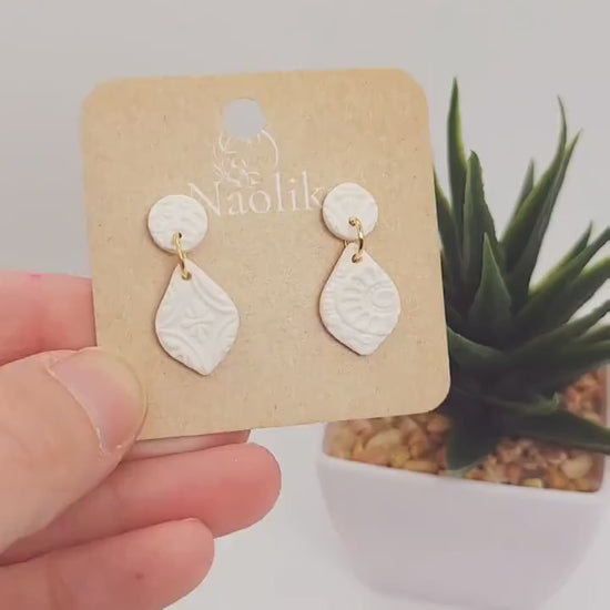 Boucles d'oreilles pendantes en argile polymère - Lola - Style chic et bohème - Blanc - Clous d'oreille blanc et acier inoxydable