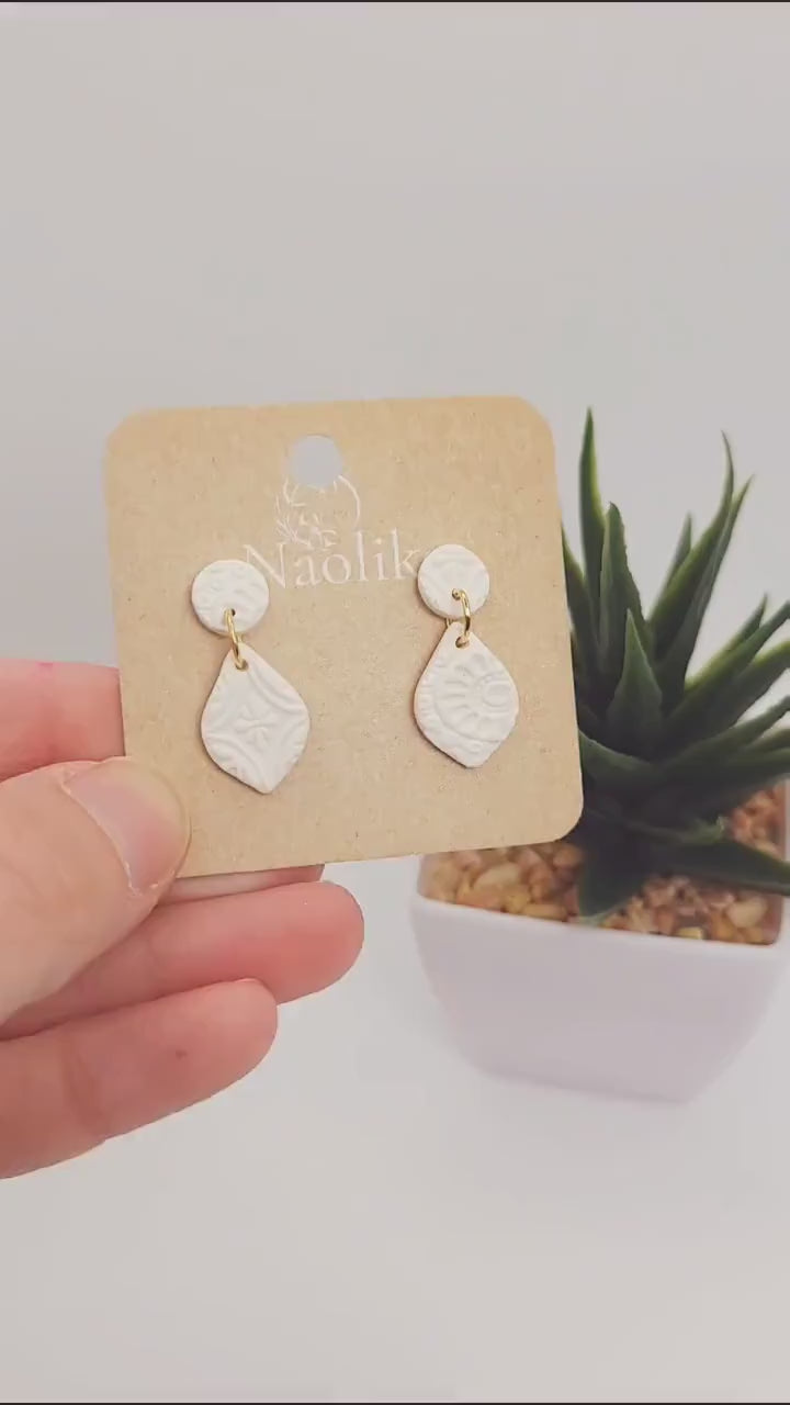 Boucles d'oreilles pendantes en argile polymère - Lola - Style chic et bohème - Blanc - Clous d'oreille blanc et acier inoxydable