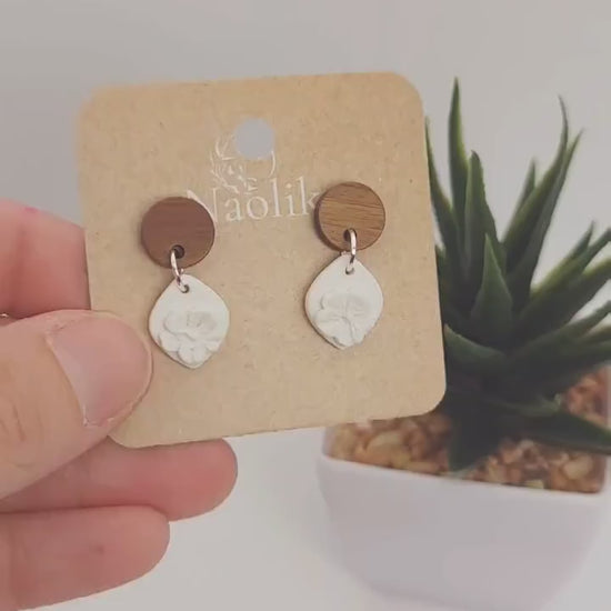 Boucles d'oreilles pendantes en argile polymère - Milla - Style chic et bohème - Blanc - Clous d'oreilles en bois noyer et acier inoxydable