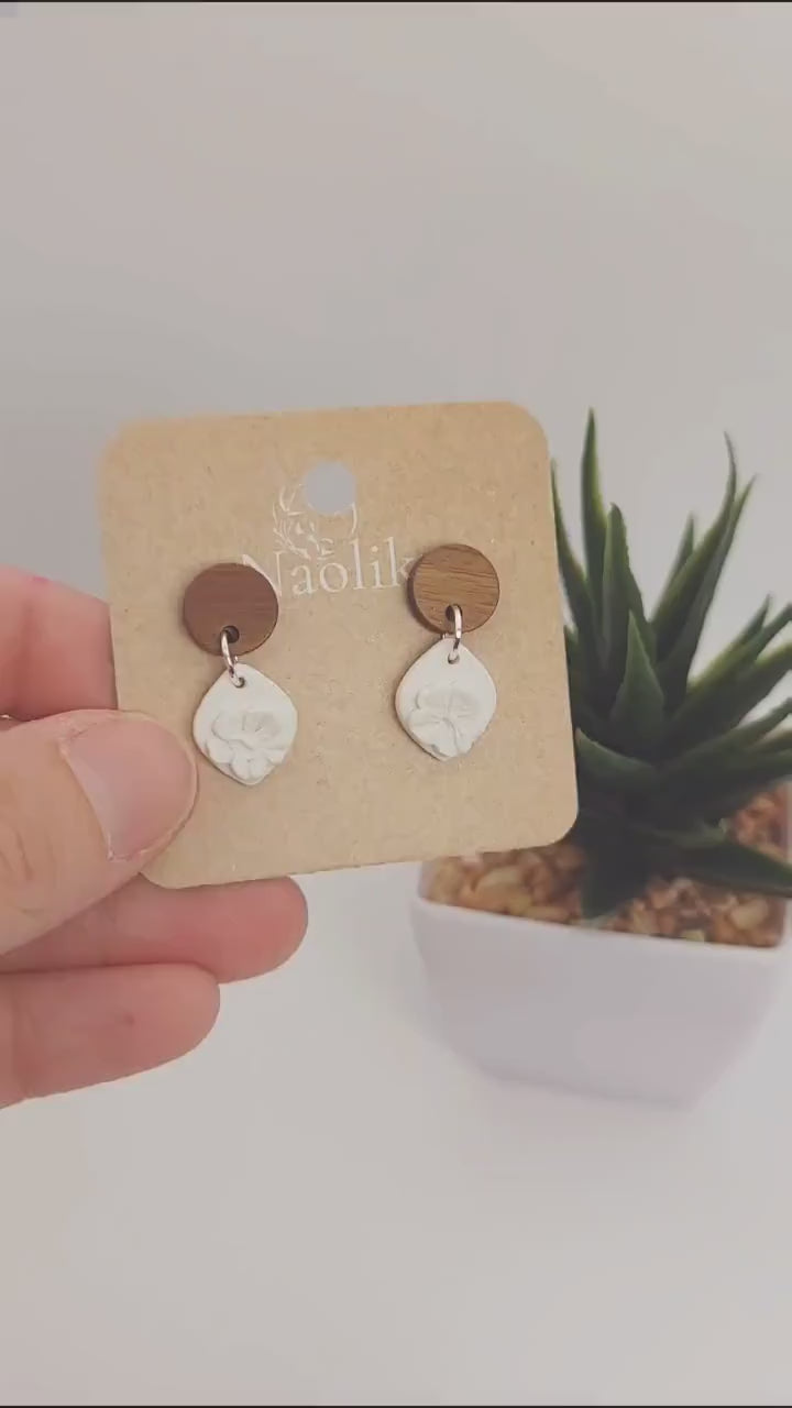 Boucles d'oreilles pendantes en argile polymère - Milla - Style chic et bohème - Blanc - Clous d'oreilles en bois noyer et acier inoxydable