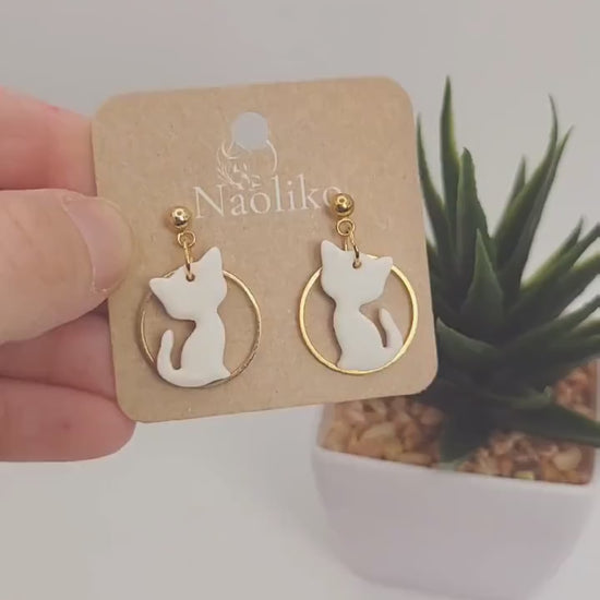 Boucles d'oreilles en argile polymère | Chat blanc | Mignonnes et amusantes |Attaches/tiges plaquées or| Gold plated findings