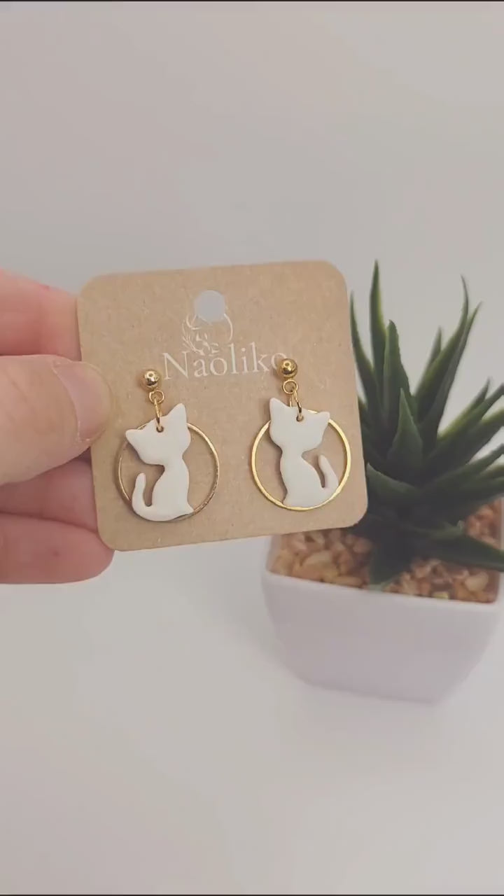 Boucles d'oreilles en argile polymère | Chat blanc | Mignonnes et amusantes |Attaches/tiges plaquées or| Gold plated findings
