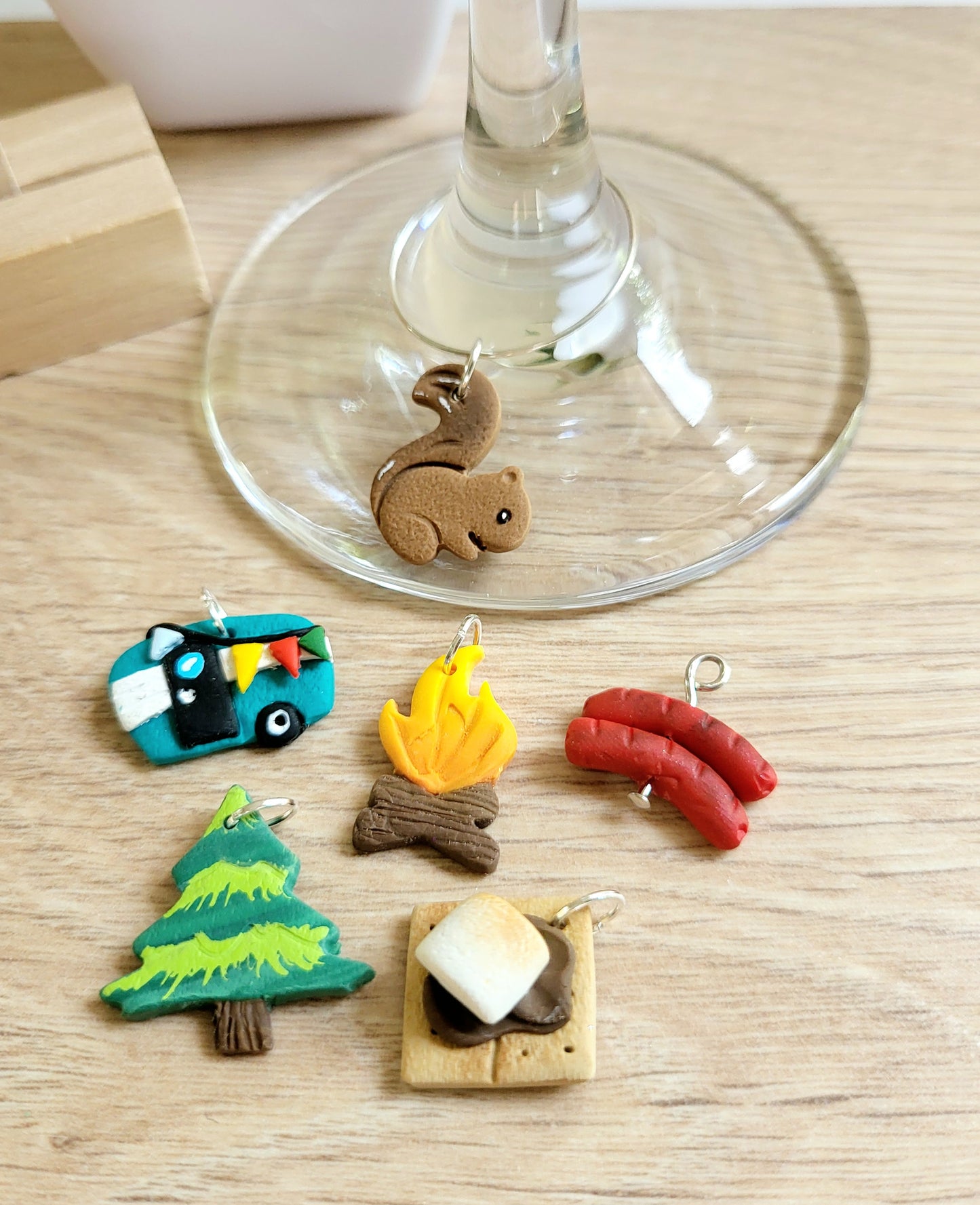 Breloques verres à vin - Camping